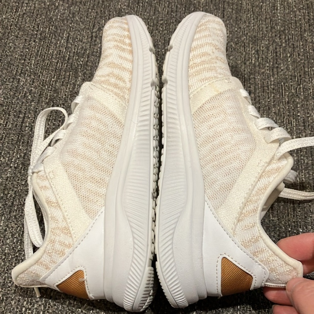 EUC Sz 6 women’s AVIA white/gold mesh lace up sneakers - Picture 7 of 9